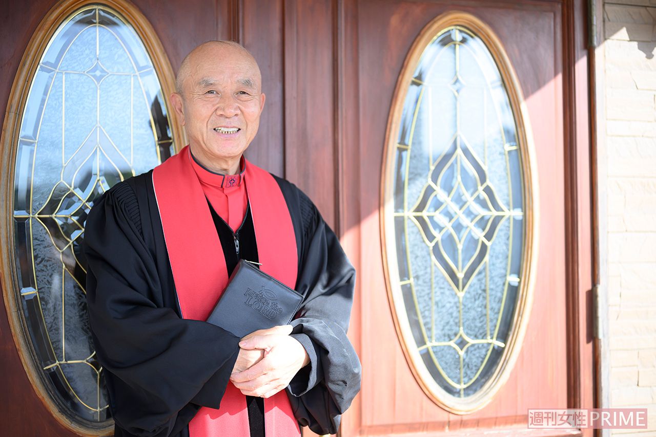 毎週日曜日に行う主日礼拝では、身近な話題を投げかけながら聖書の教えをわかりやすく解説していく。礼拝堂にはキーボードなどの演奏機器も置かれ、参列者と賛美歌を合唱して心をひとつにする（撮影／渡邉智裕）