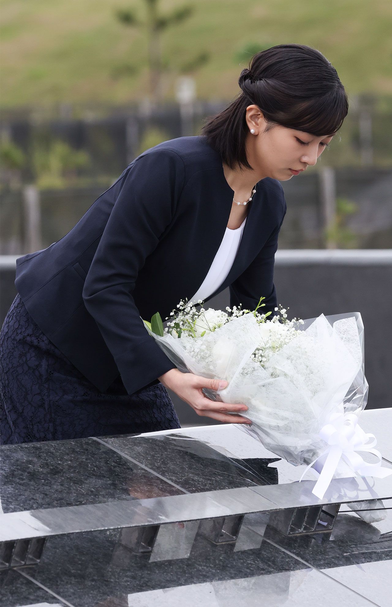 石巻南浜津波復興祈念公園の“祈りの場”に供花される佳子さま。花束には白い百合やカーネーションなどが　撮影／JMPA