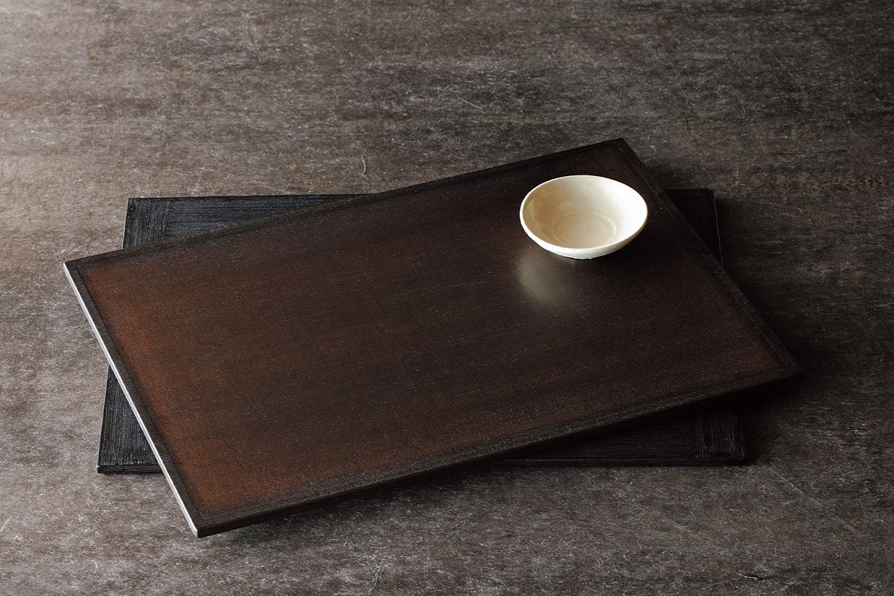 食事のときは漆の折敷をランチョンマットのように気軽に使用。ぬれふきんで拭くだけで汚れが落ちるのもいい　写真提供／長谷川 潤（書籍『85歳現役、暮らしの中心は台所』より）