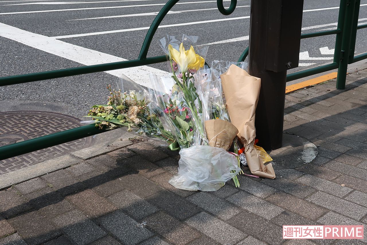 献花台を撤去したあとも供花が絶えない