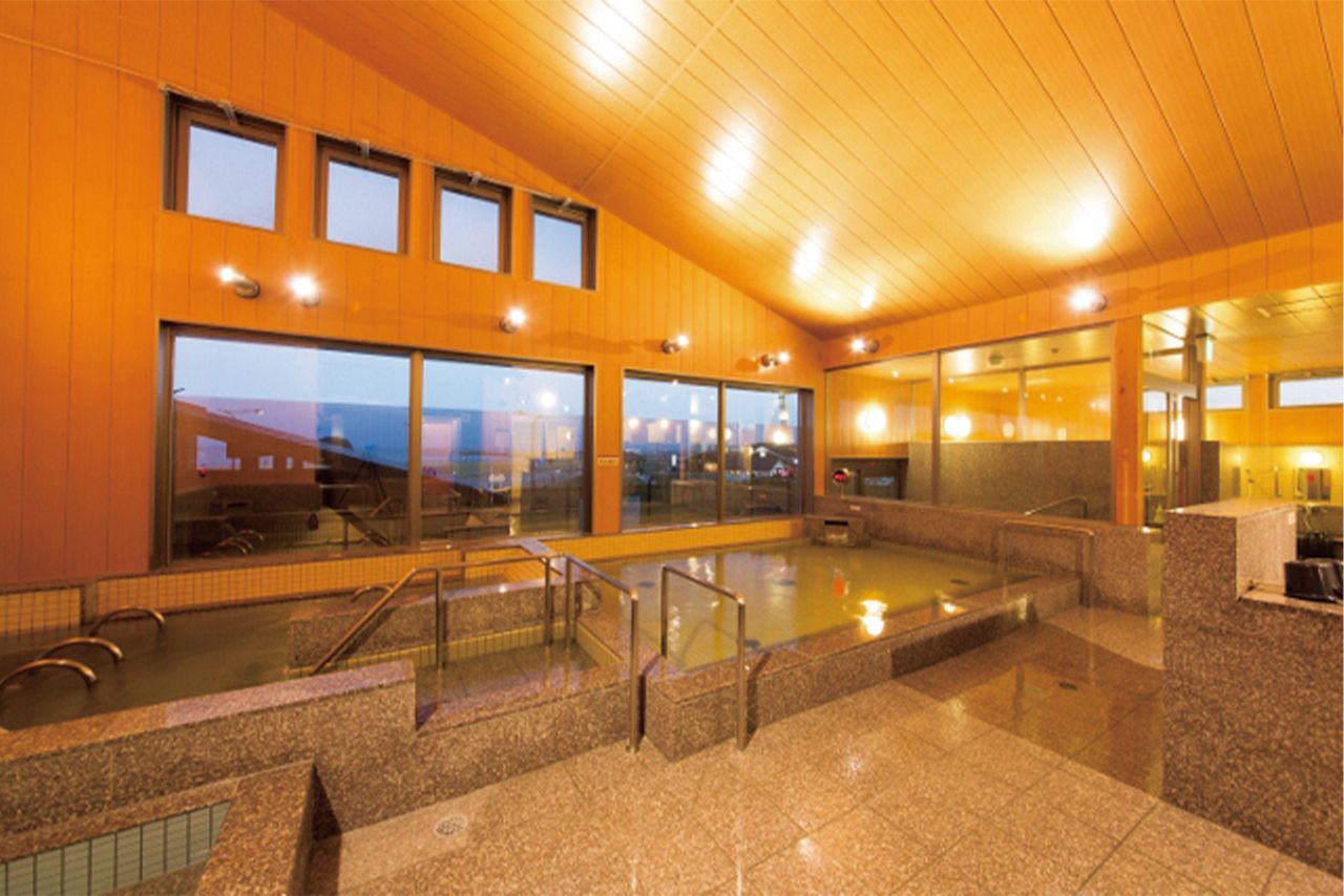 源泉かけ流しの天然温泉。朝風呂は7:00から（土日、祝日のみ）入浴料は大人950円