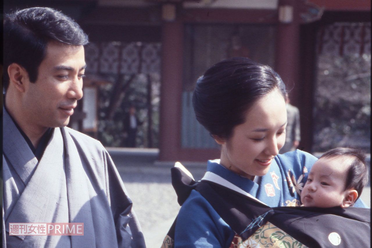 市川海老蔵を抱っこして笑顔の團十郎・希実子夫妻