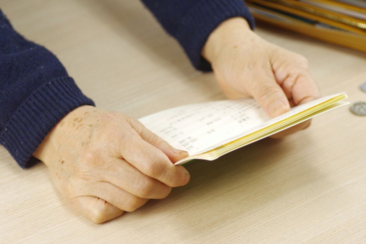 預金の出し入れが滞るのは、認知機能低下のサインという場合も。通帳の管理はできているか確認を（写真はイメージです）
