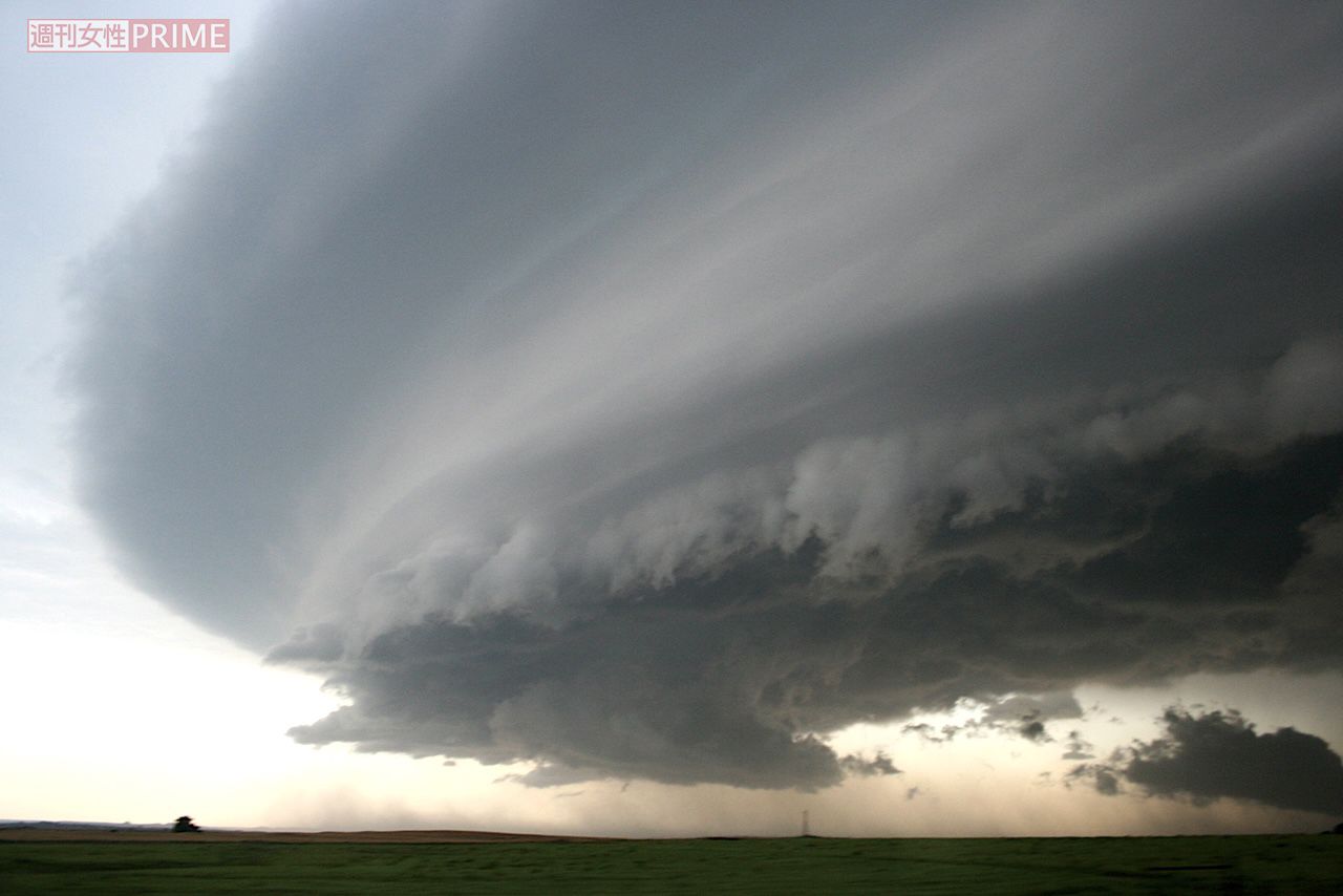 限界まで発達した積乱雲の上部が横に広がった“かなとこ雲”