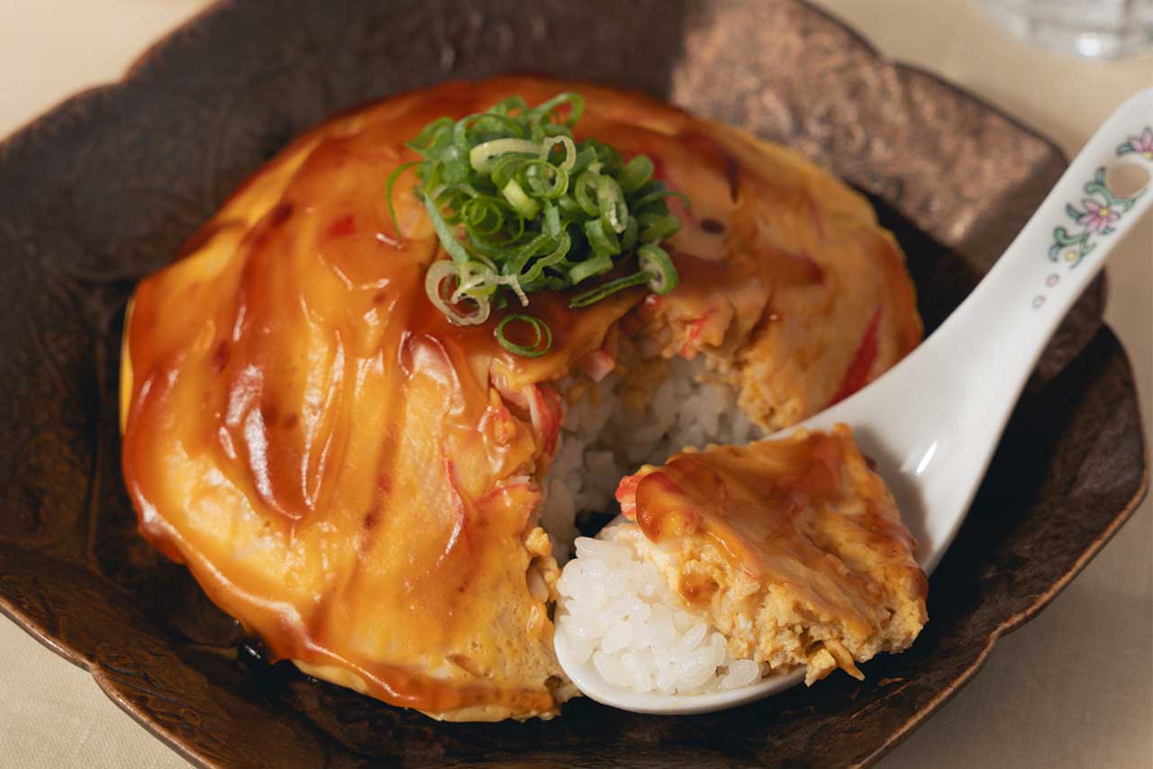 せいろ蒸しで作る「ふわとろカニ玉天津飯」／撮影：村上了太、水田尚子（KOECHISSA）　