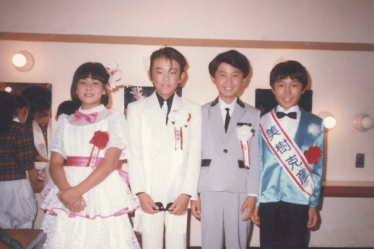 NHK『こどものど自慢』に出演し、五木ひろしさんの歌を熱唱（右から2人目）。左端は、現在アナウンサーとして活躍する駒村多恵さん。当時から、本当は彼女のようなアイドル衣装に憧れていた