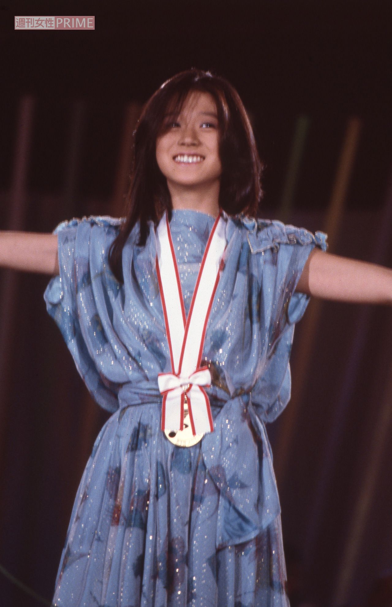 '84年、メガロポリス歌謡祭でポップスグランプリを受賞し、ほほ笑む明菜