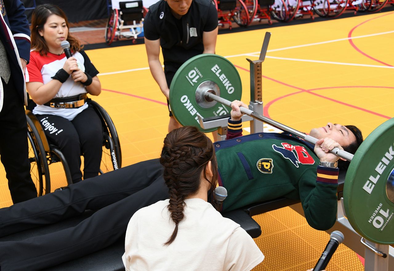 パラ・パワーリフティングに挑んだ草なぎは顔が真っ赤に。持ち上げたときの顔を、選手間では“いきみ顔”と呼んでいるそう（『NSTまつり2018』より）