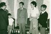 '72年8月、『豆記者交歓会』に参加されたご一家。左から2人めの秋篠宮さまは当時6歳