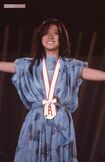 '84年、メガロポリス歌謡祭でポップスグランプリを受賞し、ほほ笑む明菜
