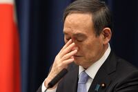 菅首相の “コロナ患者の方針転換” に芸能事務所が困惑、「総理の目はもう死んでいる」