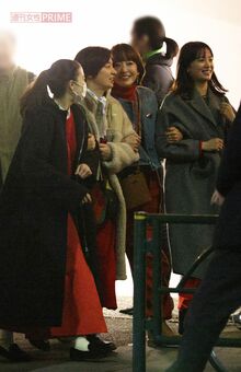 『阿修羅のごとく』打ち上げに参加した、左から蒼井優、尾野真千子、宮沢りえ、広瀬すず。2次会に向かう道中、ずっとそれぞれ腕を組んでいた