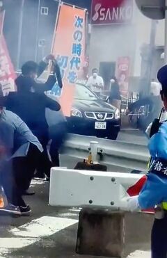 防弾カバンを盾に身を守るSPらしき人物の姿も（目撃者提供）