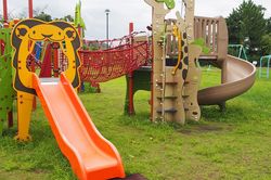 石川県かほく市内の公園。遊具が充実し、手入れも行き届いている。子どもたちを安心して遊ばせられる