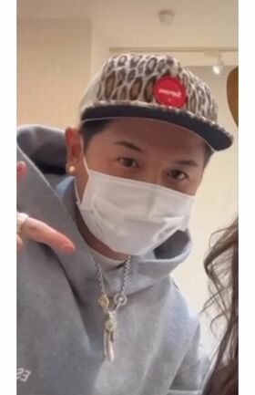 キメ顔の浅岡容疑者（SNSより）