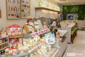 八王子駅前にある磯沼牧場の直営店。奥のモニターでは牧場内にいる牛の様子を映している（撮影／齋藤周造）