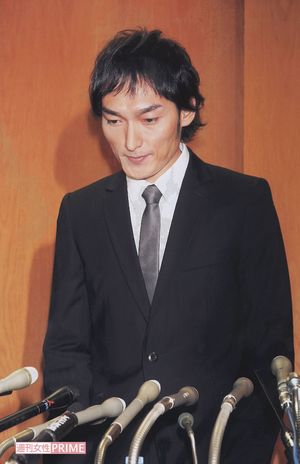 逮捕翌日に行われた会見で謝罪する草なぎ