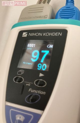 心電図モニターとパルスオキシメーターにつながった機械　撮影／若林理央