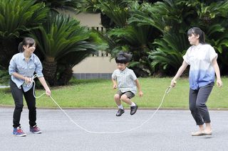 佳子さまとご一緒に、弟の悠仁さまの遊び相手をされることも。最近は、米作りを姉妹でお手伝いする（’13年7月）