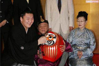 2007年5月、白鵬の横綱伝達式のもよう。両親もモンゴルから駆けつけた