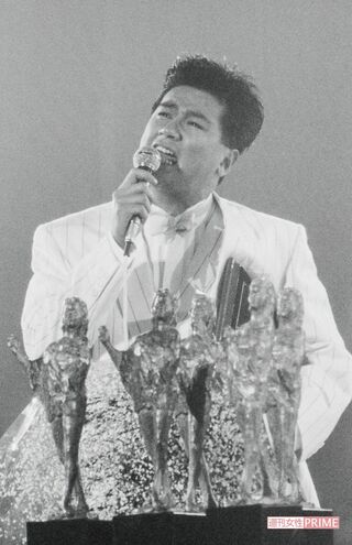 『愚か者』で日本レコード大賞を受賞。母親の遺骨が盗まれ“返してほしければ、辞退しろ”と脅迫されたが、悩み抜いて出場した（'87年12月）