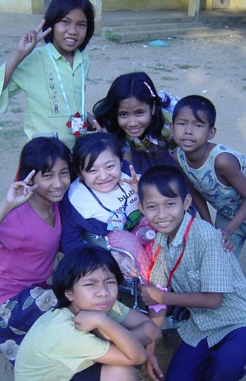 大学でカンボジアの孤児を支援するNGOサークルに加入。カンボジアに行って孤児と交流し、英語指導、衛生指導などをした