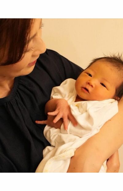 
p.p1 {margin: 0.0px 0.0px 0.0px 0.0px; text-align: justify; font: 7.0px Helvetica}

初孫を抱く森尾由美さん
