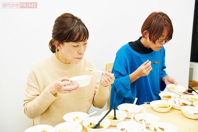 レトルトカレー試食の様子（左から松岡聖子さん、石川範子さん）