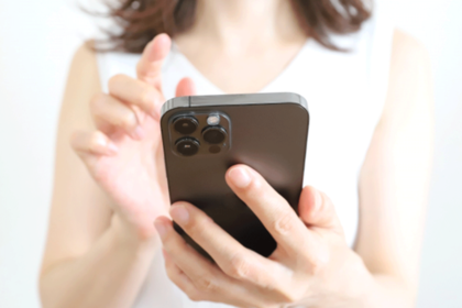 既婚者が登録していたり、サイトが仕込んだ“サクラ”も多いといわれるマッチングアプリ。その判別は難しく…（※写真はイメージです）