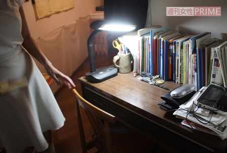 亡くなった章雄くんの机は残されたまま。その横に立つ母親の啓子さん