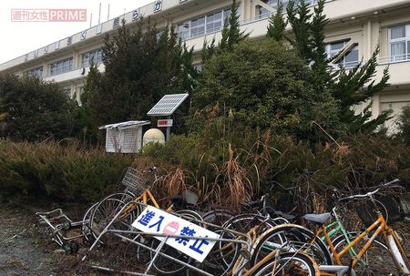 9年ぶりに全線開通したJR常磐線の双葉駅。聖火リレーのコースに位置づけられた駅周辺のすぐ近くには、荒れ果てたままの学校が