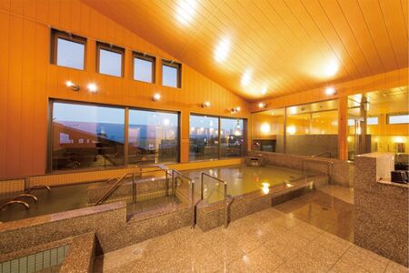 源泉かけ流しの天然温泉。朝風呂は7:00から（土日、祝日のみ）入浴料は大人950円