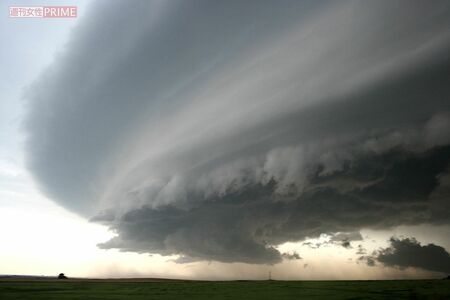 限界まで発達した積乱雲の上部が横に広がった“かなとこ雲”