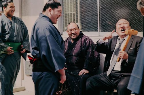 故・北の湖親方を偲ぶ記念碑の除幕式を待つ合間に。本人隣に山響親方