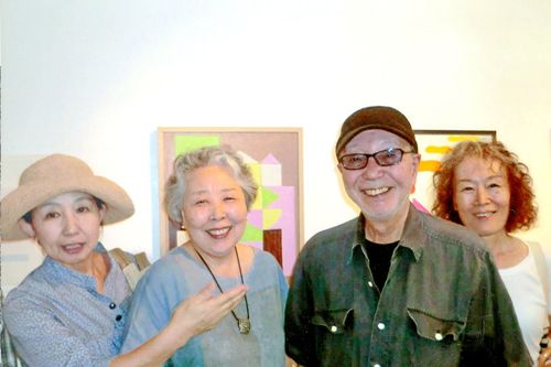 個展に訪れた葉山の仲間たちと。男性は文中の吉田さん