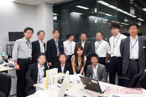 銀行員として働いていたころの千津さん。派手なファッションで個性を貫こうとしていた