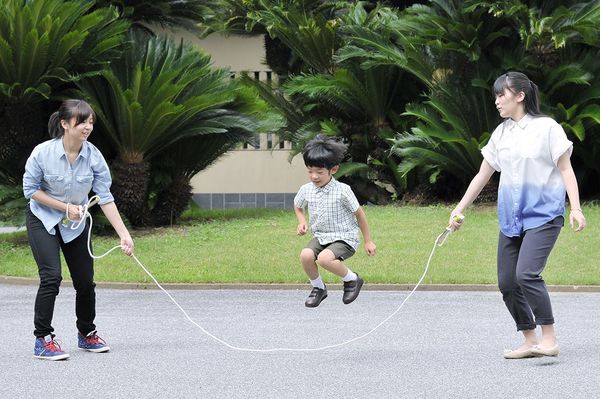 佳子さまとご一緒に、弟の悠仁さまの遊び相手をされることも。最近は、米作りを姉妹でお手伝いする（’13年7月）