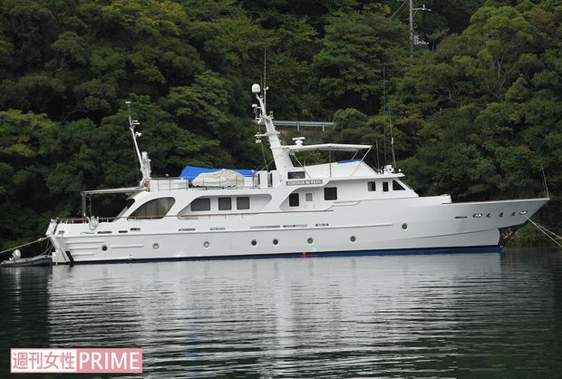 加山が所有する船の名前は『光進丸』。山々に囲まれた穏やかな入り江に浮かんでいる