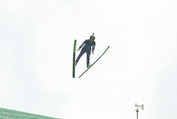 ジャンプ練習中の渡部。飛型の美しさが印象的