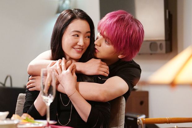 独身と偽る葉子は、年下の風太とラブラブだが……　(c)日本テレビ