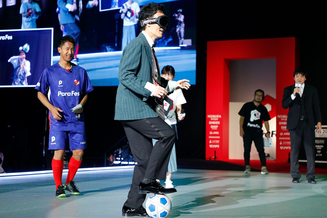 「視界を奪われて初めて、自分の弱さに気づいた」と、草なぎ。イベントでは独特なドリブルスタイルで、会場を沸かせた　提供：日本財団パラリンピックサポートセンター