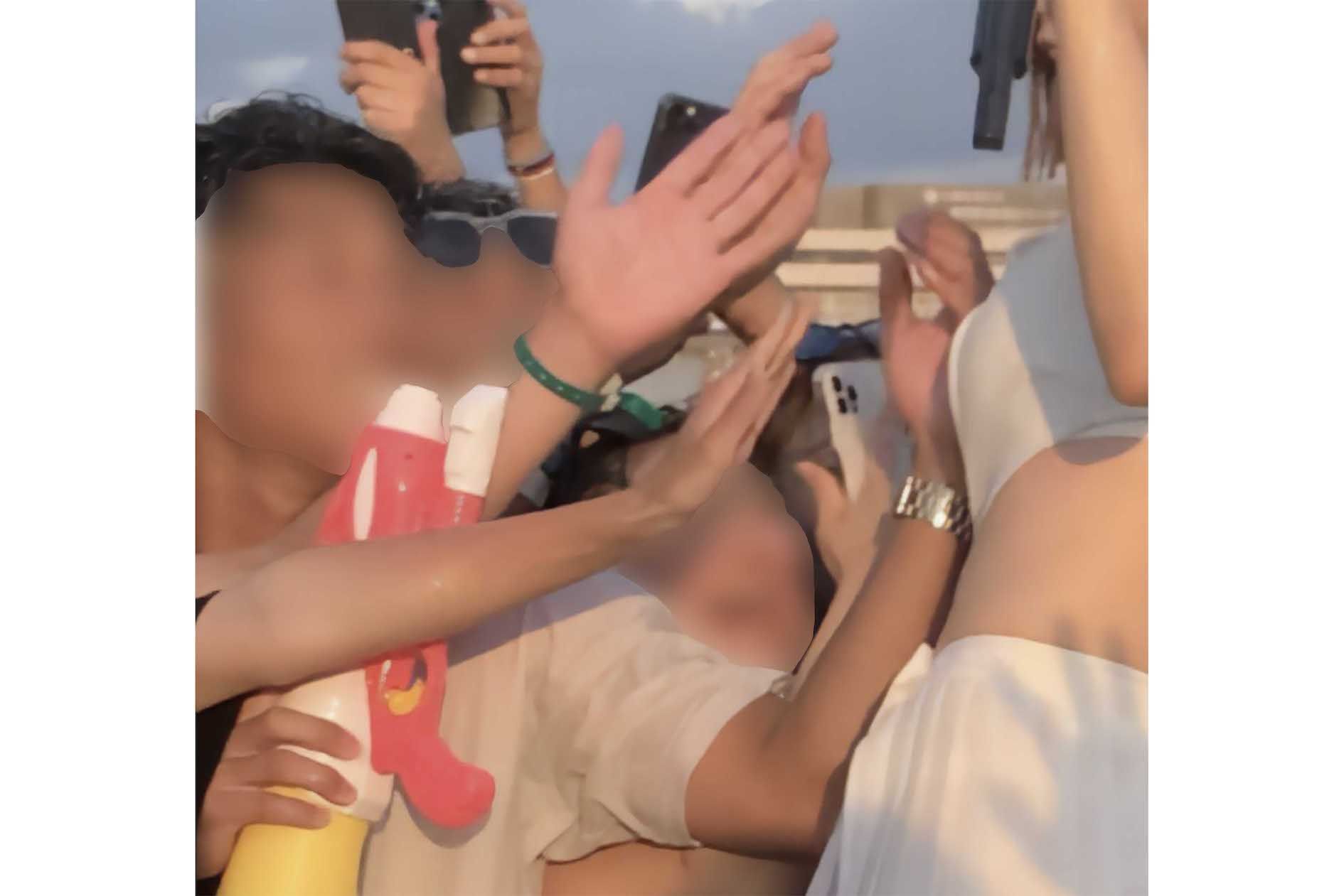 近づいたDJ SODAの胸に不自然な形で手を伸ばす観客（ツイッターより）