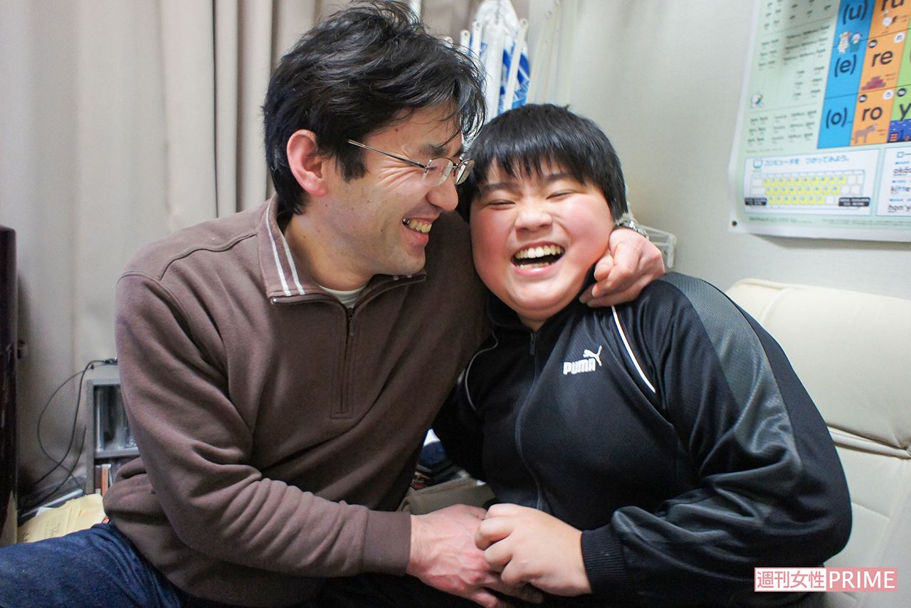 2013年、父の孝幸さんと雄貴くん。家事を手伝うようになってくれたと孝幸さん