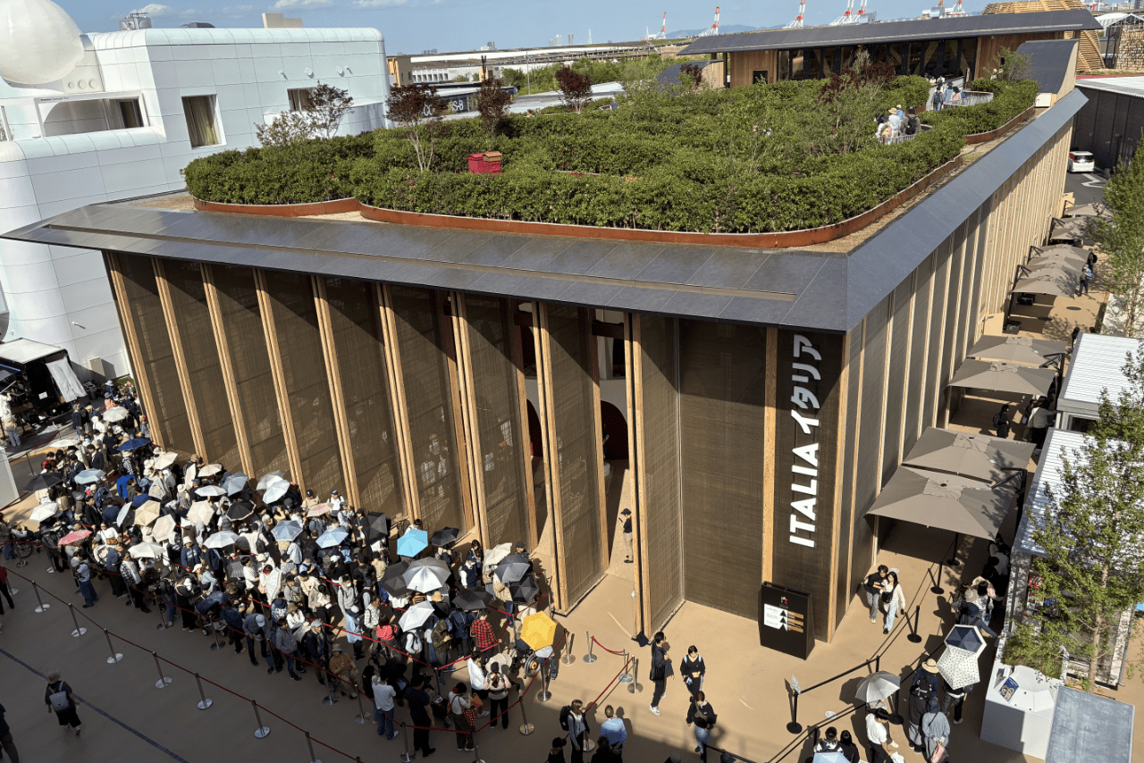 イタリア館のような人気のパビリオンは5時間以上待つ日も