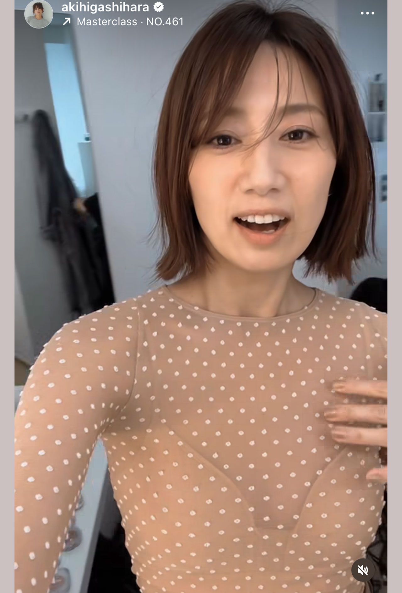 一見すると何も着ていないように見える東原亜希（本人のインスタグラムより）