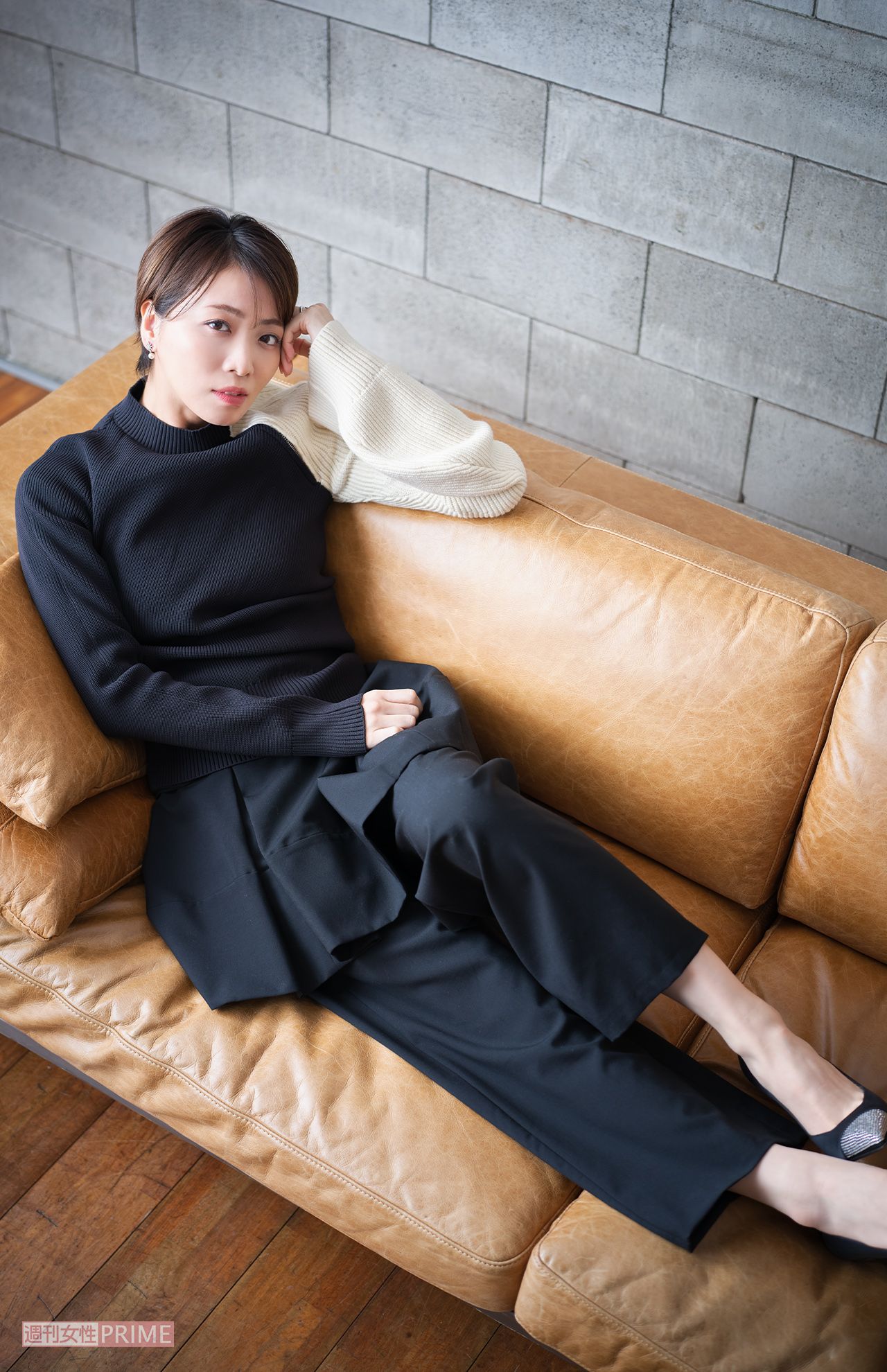 礼真琴　撮影／廣瀬靖士　ヘアメイク／赤松絵利（ESPER）　スタリイスト／細見佳代（ZENcreative）　衣装協力／VENDOMEAOYAMA（ヴァンドーム青山）、kengoKuma+MA,YU（ケンゴクマプラスマユ/ヴァンドームヤマダ）　撮影協力／PROPSNOW