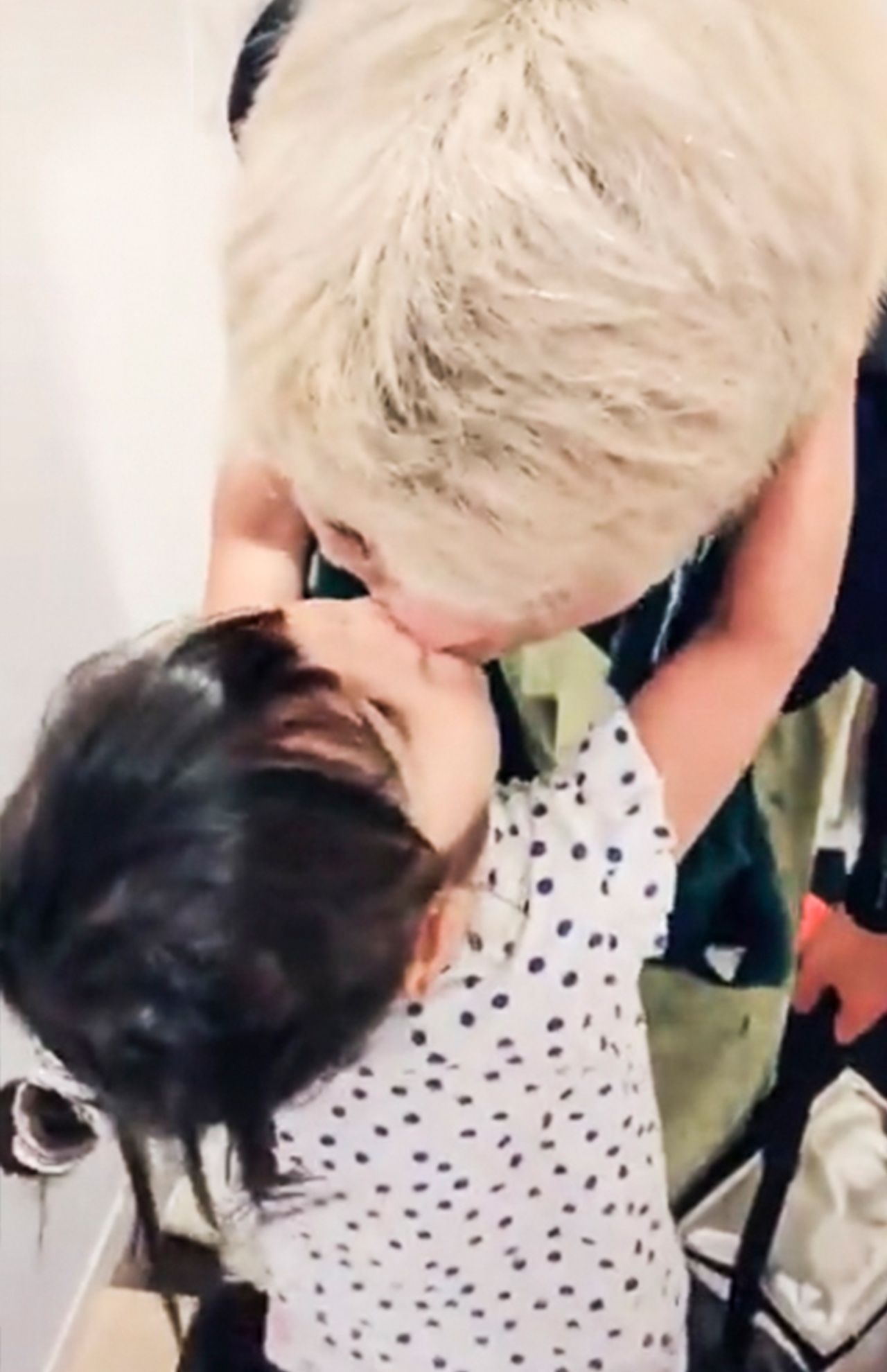 母親がSNS上に投稿したとみられる動画。同居後、出勤する日渡容疑者が璃愛來ちゃんとキスやハイタッチを交わす姿が映されており、仲のいい親子に見えるが……