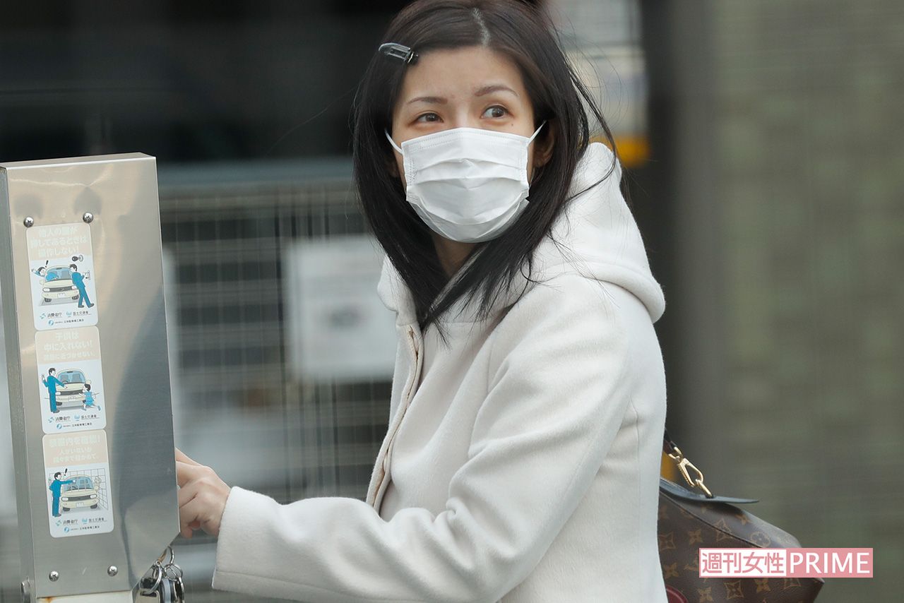 直撃取材をうける今井メロ