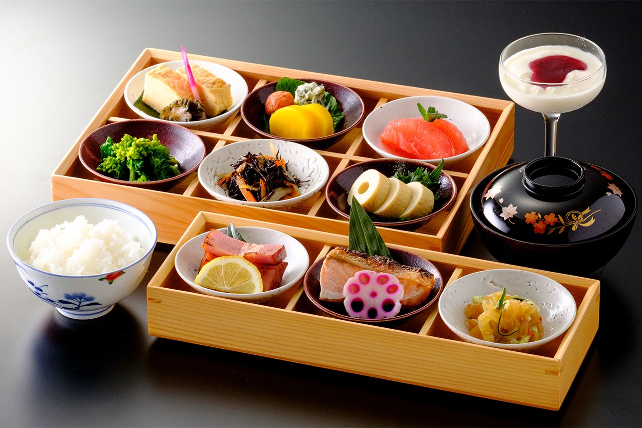 契約農家直送のコシヒカリ「幻のみささ米」と旬の野菜などを使った多彩な朝食