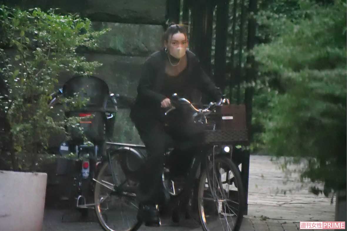 ‘24年10月に行われた朝日奈央の結婚式では、ドレスに自転車姿で現れ、新郎新婦を祝福した